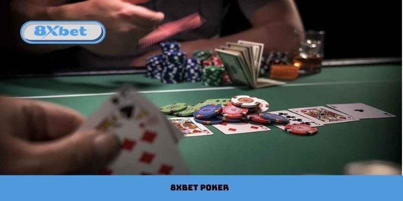 Ván Texas Hold'em trên bàn nỉ xanh với chip cược và các lá bài chung