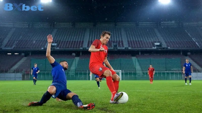 Hai cầu thủ tranh chấp bóng trên sân minh họa yếu tố quyết định tổng số bàn