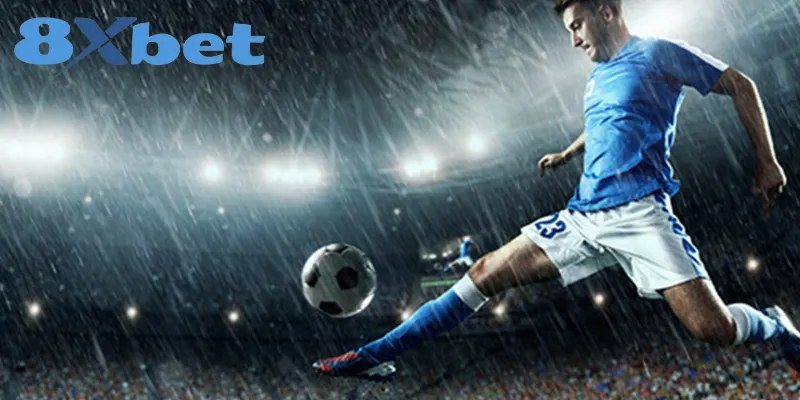 Cầu thủ sút bóng dưới trời mưa minh họa trải nghiệm kèo rung tại 8Xbet