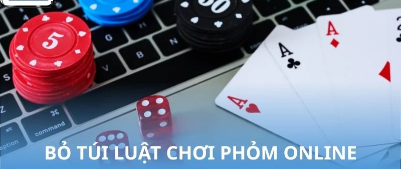 Chip màu, xúc xắc đỏ và các lá A cạnh bàn phím máy tính khi chơi tá lả