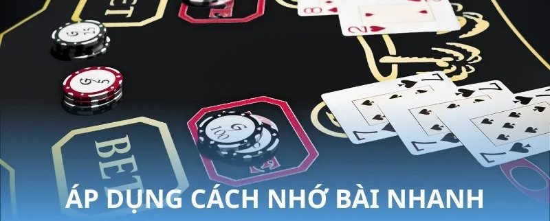 Đếm bài Hi-Lo trên bàn Blackjack với chip và các lá đã chia