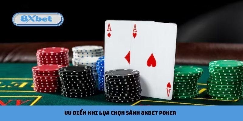 Hai lá A cơ dựng cạnh các chồng chip trên bàn poker Texas