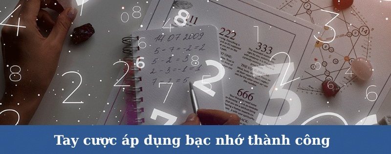 Bàn tay ghi chép số liệu minh họa cách tự lập sổ bạc nhớ trong 5 bước