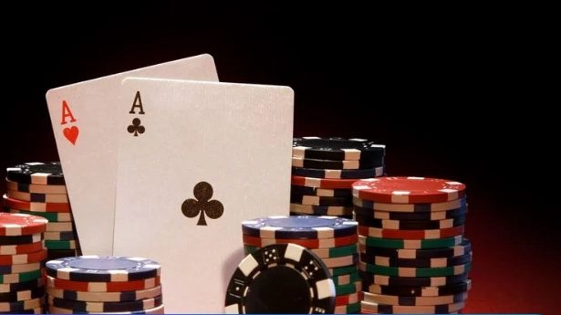 Hai lá Át cùng chồng chip minh họa cách tính điểm lá A trong ba cây