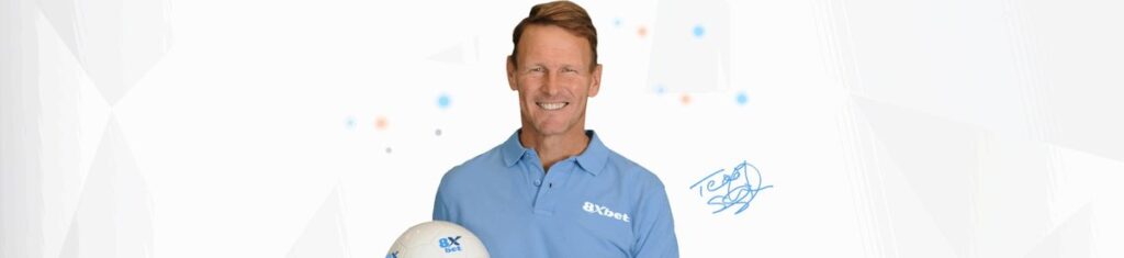 Teddy Sheringham trong áo đấu 8Xbet kèm chữ ký của huyền thoại bóng đá Anh
