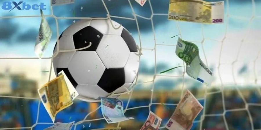Quản lý vốn cá cược bóng đá với quả bóng và tiền mặt bay trong khung thành