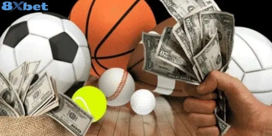 Tay cầm tiền mặt giữa bóng đá, bóng rổ và bóng tennis minh họa bankroll thể thao