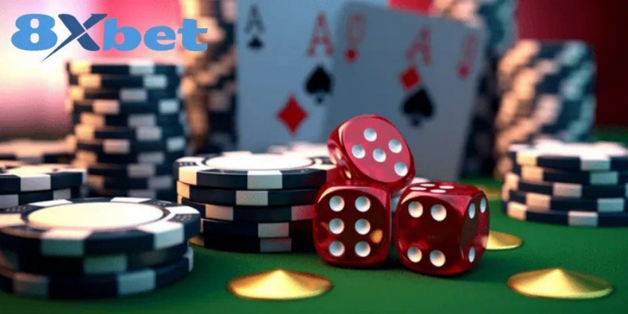 Chip cược, quân bài và xúc xắc đỏ trên bàn minh họa ưu đãi kéo dài vốn