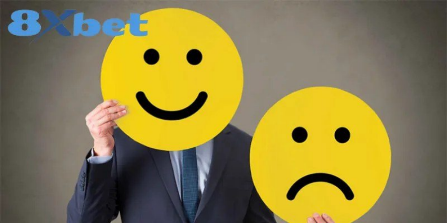 Tâm lý cá cược với mặt nạ vui và buồn tượng trưng cho cảm xúc thắng thua