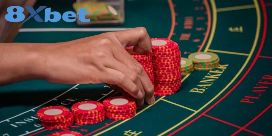 Người chơi đặt chồng chip theo mẹo chơi baccarat chọn cửa có house edge thấp
