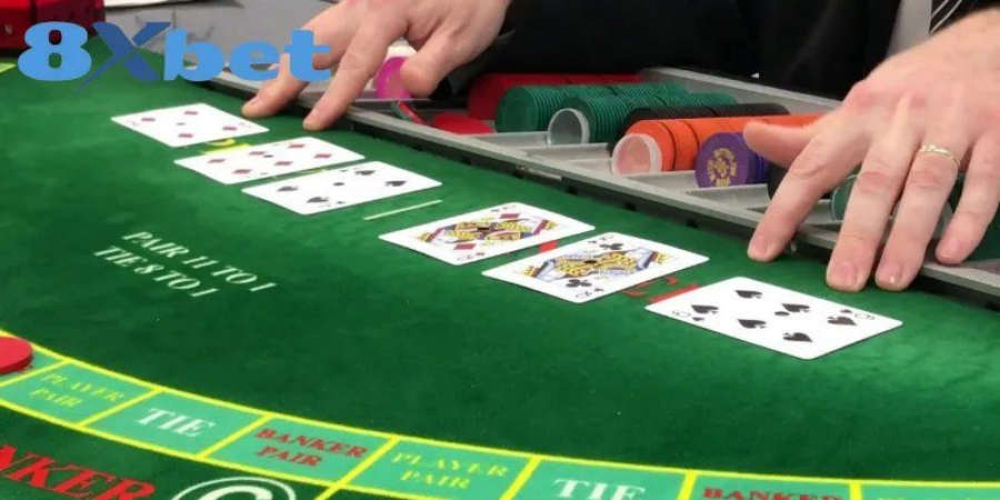 Dealer chia bài trên bàn, minh họa cách chọn bàn baccarat theo tốc độ và mức cược