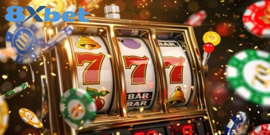 Slot game là gì: máy quay slot ba cuộn với biểu tượng 777 và BAR tại 8Xbet