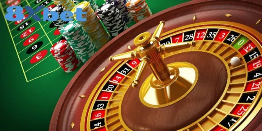 Chiến thuật roulette: bánh xe cò quay và chồng chip trên bàn cược tại 8Xbet