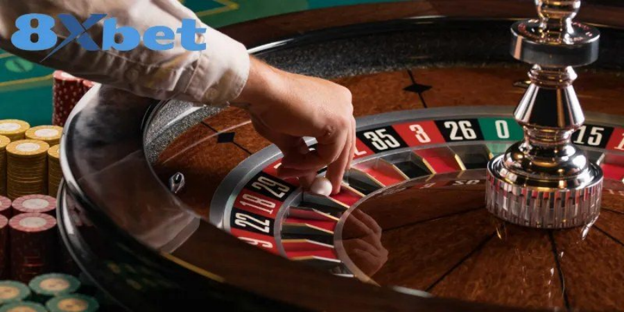 Dealer thả bi vào bánh xe, minh họa mẹo roulette về tính độc lập của mỗi lượt quay