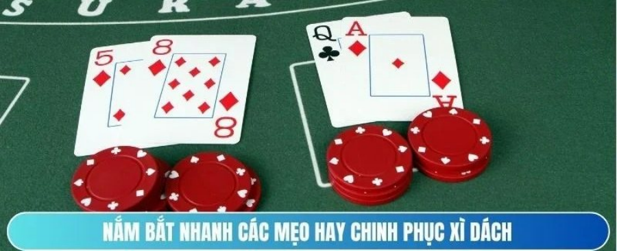 Hai tay bài và chip trên bàn, minh họa cách chơi blackjack theo chiến lược