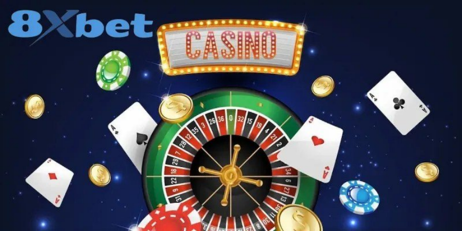 Sảnh casino 8Xbet với roulette, lá bài và chip từ nhiều nhà cung cấp