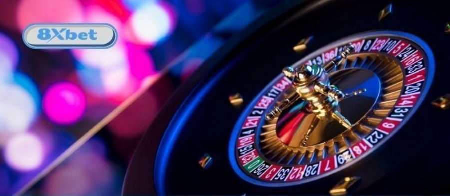 Vòng quay roulette dưới ánh đèn studio live casino trực tiếp