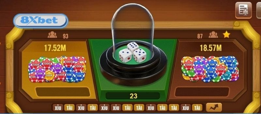 Lồng kính chứa ba xúc xắc dùng trong một ván tài xỉu casino