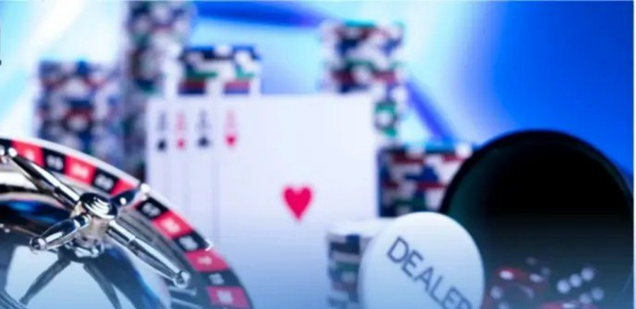 Roulette, lá bài và nút dealer minh họa các game casino phổ biến