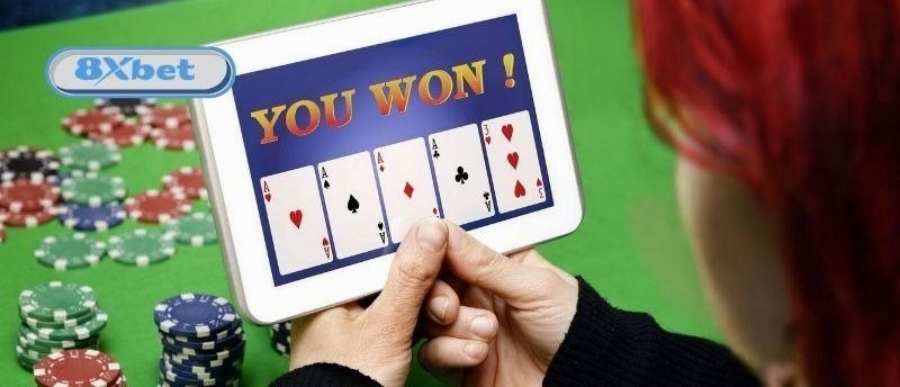 Màn hình thông báo thắng trên máy tính bảng tại bàn casino gian lận hay minh bạch