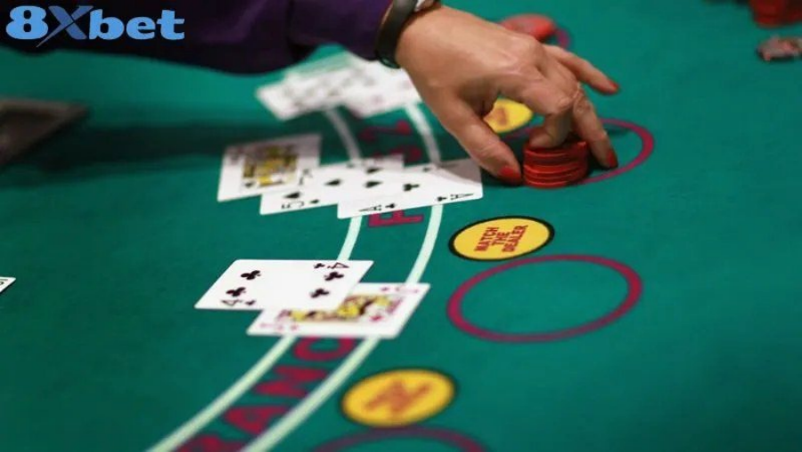Tay người chơi đặt chip lên bàn cược, minh họa rủi ro chuỗi thua dài
