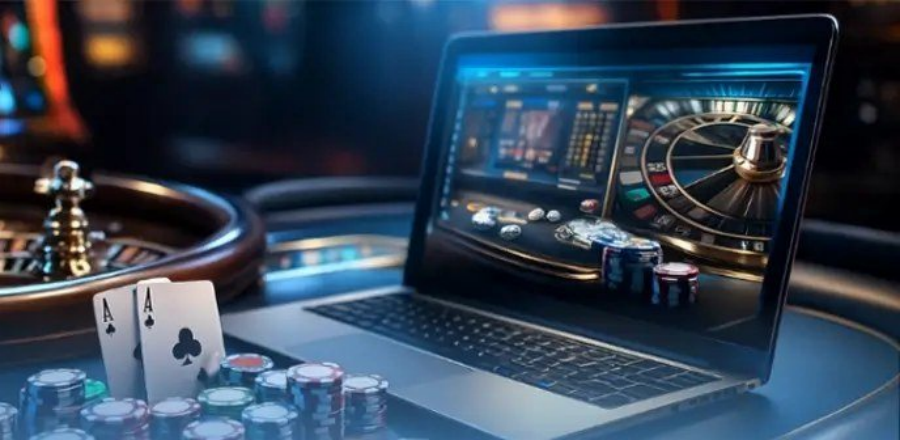 Casino online và truyền thống: bàn roulette thật bên cạnh laptop chơi trực tuyến