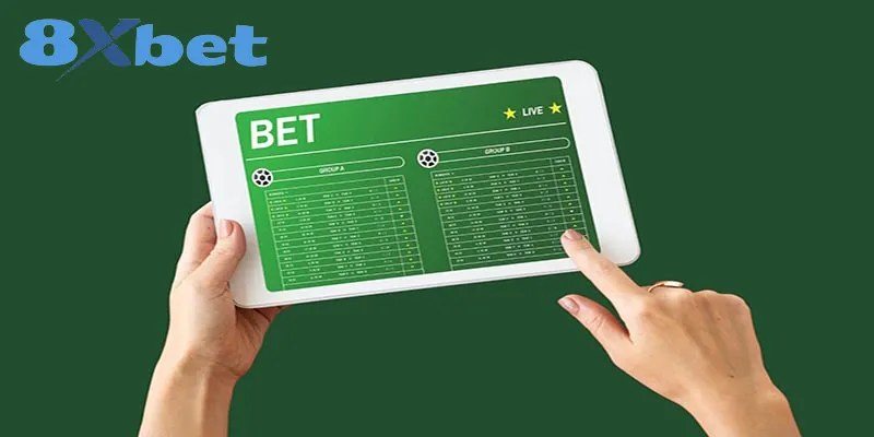 Kèo chấp nửa trái minh họa bằng máy tính bảng hiển thị bảng cược bóng đá tại 8Xbet