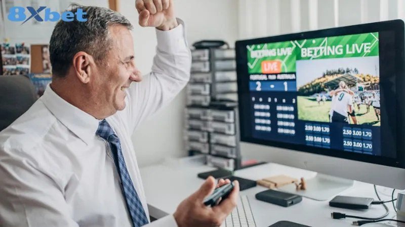 Người chơi vui mừng khi theo dõi kèo cá cược trực tiếp trên màn hình máy tính