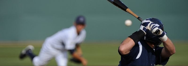Pitcher ném bóng tới người đánh minh họa mẹo phân tích pitcher xuất phát khi cược