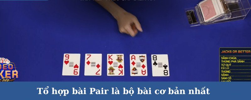 Màn hình ván poker với 5 lá bài và bảng thứ tự tay bài từ thấp đến cao