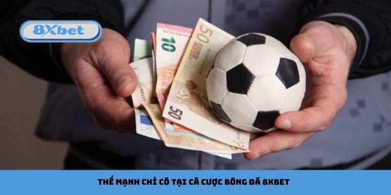 Đôi tay cầm bóng và tiền minh họa cách tính tiền thắng kèo châu Á thắng nửa thua nửa