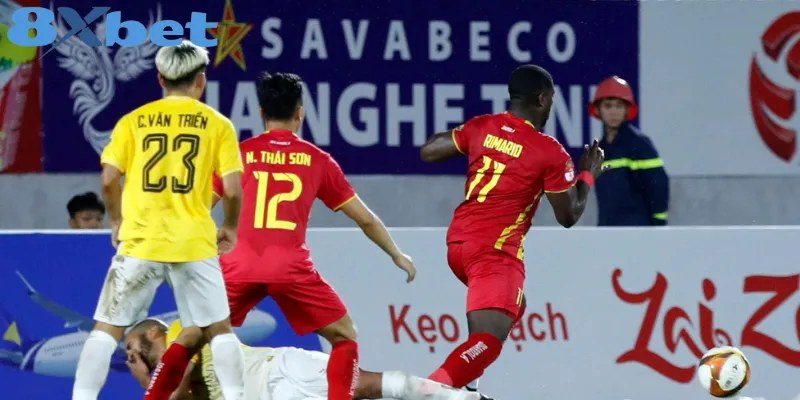 Cầu thủ hai đội tranh bóng quyết liệt minh họa trận đấu có kèo 0