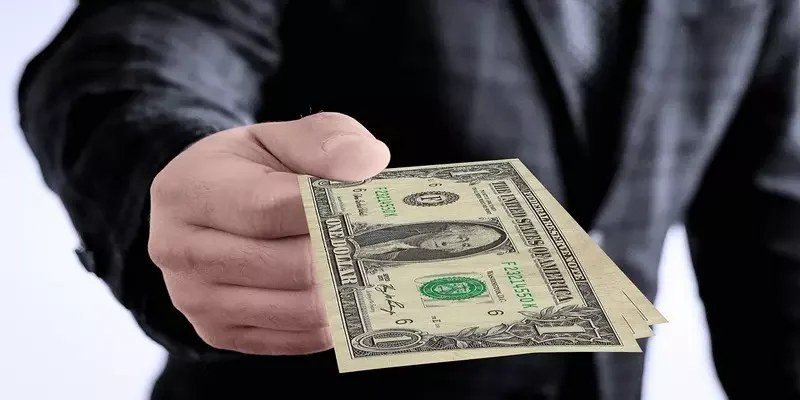 Bàn tay doanh nhân trao tiền thưởng minh họa quyền lợi hội viên VIP thân thiết