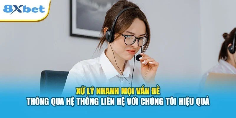 Tư vấn viên đeo tai nghe xử lý nhanh yêu cầu của hội viên 8Xbet
